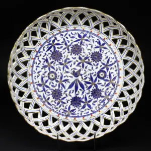 Prořezávaná porcelánová mísa, konec 19. století