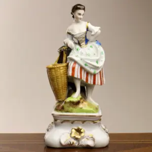 Porcelánová figurka Dívka s košíkem, Loket, kolem 1860