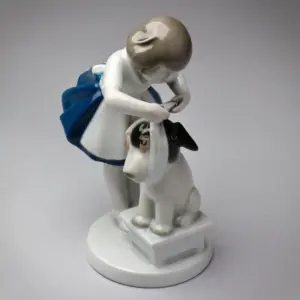Porcelánová figurka Rosenthal - Dívka ošetřuje pejska - První pomoc, Gustav Oppel, 1923
