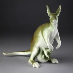 Porcelánová figurka Klokanice s mládětem - Jan Znoj, kolem 1935