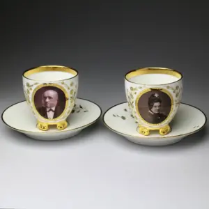 Pár památečních porcelánových šálků z období kolem roku 1900, neznačeno
