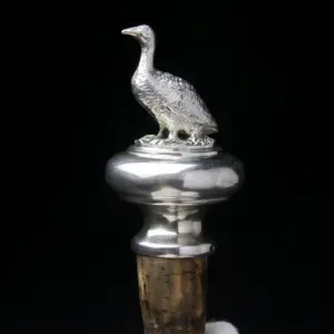 Stříbrná zátka na víno s motivem koroptve, konec 19. století