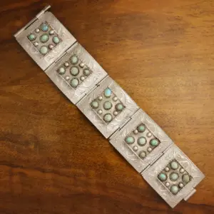 Stříbrný náramek s tyrkysy, kolem poloviny 20. století