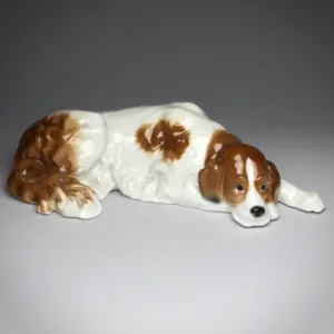 Porcelánová figurka loveckého psa, Karl Ens, Durynsko, kolem 1925