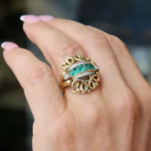Masivní zlatý dámský prsten s diamanty a imitacemi smaragdů v Retro stylu, polovina 20. století