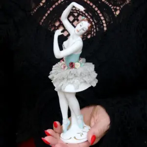 Porcelánová figurka - Tanečnice s krajkovou sukýnkou, Československo, 30. léta 20. století
